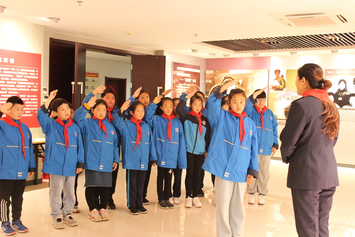 建国路小学少先队一行参观"雷锋车"事迹陈列馆 - 江苏省连云港汽车